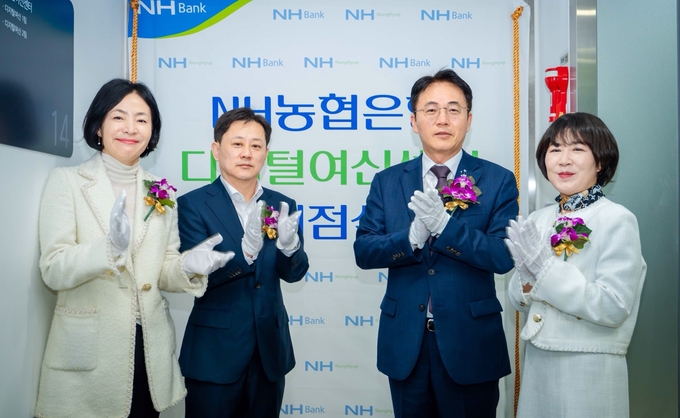 이석용은행장(오른쪽에서 두번째)이 디지털 여신센터 개점식을 축하하며 기념사진을 찍고 있다. ⓒ 파이낸셜데일리 / NH농협은행