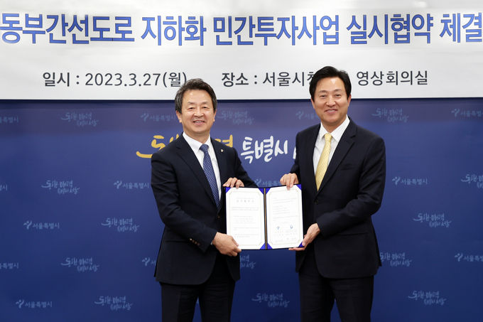 대우건설이 서울특별시와 동부간선도로 지하화 민간투자사업의 실시협약을 체결 후 기념촬영하는 오세훈 서울특별시장(우측)과 백정완 대우건설 사장(좌측) ⓒ 파이낸셜데일리 / 대우건설