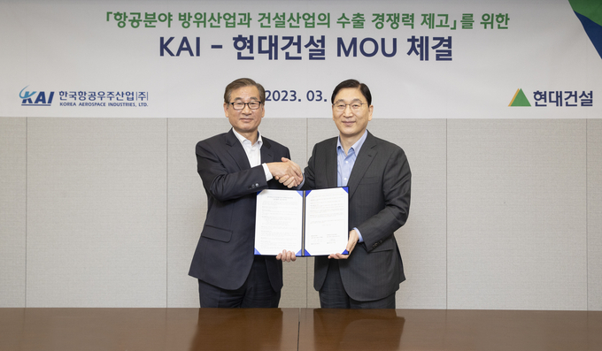 현대건설 윤영준 사장(오른쪽)과 KAI 강구영 사장(왼쪽)이 27일 협약 체결 이후 기념사진을 촬영하고 있다 ⓒ 파이낸셜데일리 / 현대건설