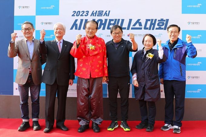 서울 장충테니스장에서 개최된 ‘2023 서울시 시니어 테니스 대회’에 참석한 저우궈단 동양생명 CEO(우측에서 세번째)와 김호일 대한노인회장(좌측에서 세번째), 이미숙 서울시 생활체육과장(우측에서 두번째)을 비롯한 주요 참석자들이 기념촬영을 하고 있다. ⓒ 파이낸셜데일리 / 동양생명