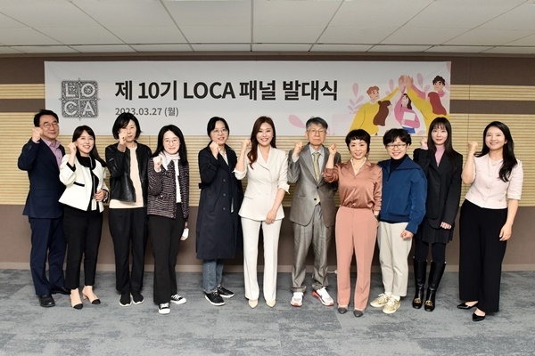 롯데카드가 27일 서울시 중구 부영태평빌딩에서 ‘제 10기 LOCA 고객패널’ 발대식을 개최했다. 롯데카드 김선희 금융소비자보호책임자(왼쪽 6번째)와 소비자보호실 직원이 제 10기 LOCA 고객패널과 기념사진을 찍고 있다. ⓒ 파이낸셜데일리 / 롯데카드