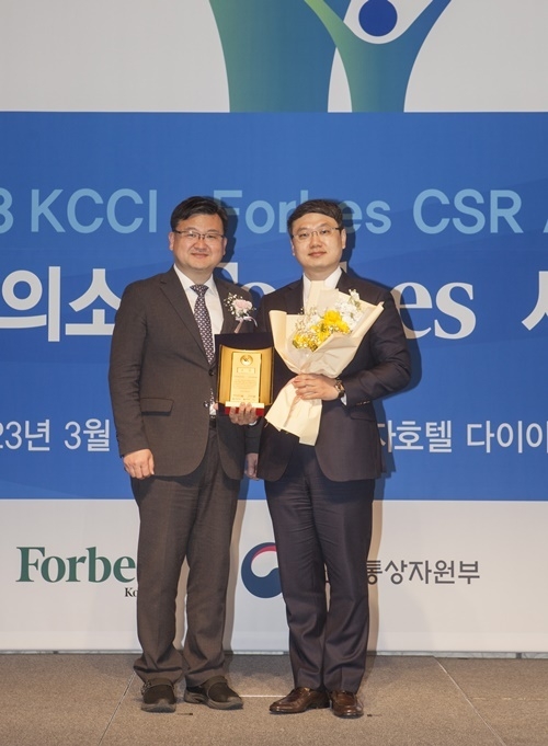 왼쪽부터 중앙일보S 김홍균 본부장, 모아저축은행 김진백 부행장. ⓒ 파이낸셜데일리 / 모아저축은행