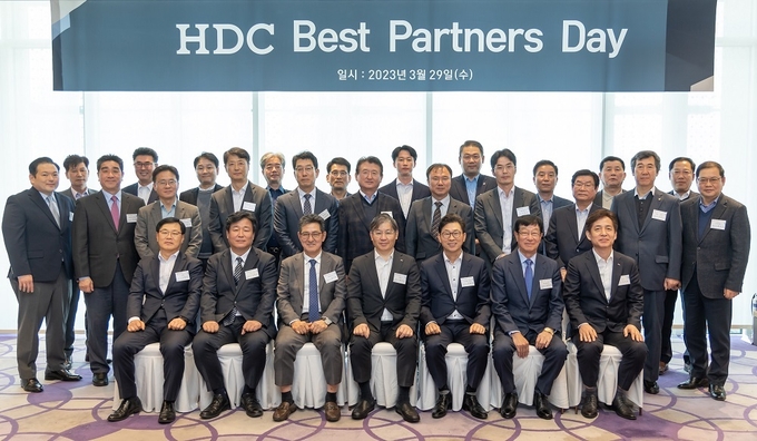 HDC현대산업개발은 29일 서울 강남구 삼성동 파크하얏트 서울에서 ‘베스트파트너스데이(Best Partners Day)’ 행사에서 우수협력사에 표창장을 수여하고 기념촬영을 했다. ⓒ 파이낸셜데일리 / HDC현대산업개발
