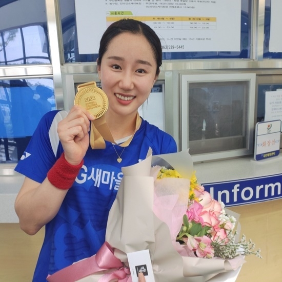 MG새마을금고배드민턴단 이세연(29) 선수가 우승 후 기념촬영하고 있다.. ⓒ 파이낸셜데일리 / 새마을금고