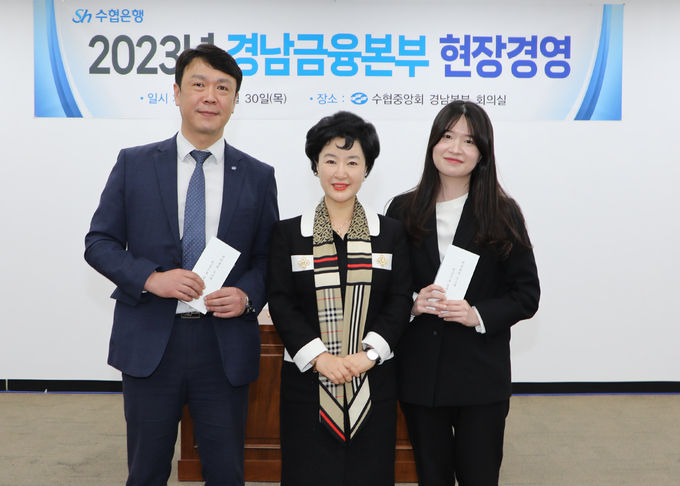 Sh수협은행 강신숙 은행장은 지난달 30일부터 이틀간, 경남지역을 찾아 경남지역금융본부와 영업점, 주요 고객사 등을 방문하는 ‘찾아가는 현장경영’을 실시했다. 사진은 강신숙 은행장(가운데)이 1분기 실적 우수직원들과 기념촬영을 하는 모습. ⓒ 파이낸셜데일리 / Sh수협은행