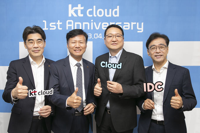 kt cloud 윤동식 대표와 임원들이 창립 1주년 기념촬영을 하는 모습. (왼쪽부터) 황태현 경영기획본부장, 윤동식 대표, 남충범 Cloud본부장, 김승운 IDC 본부장 ⓒ 파이낸셜데일리 / kt