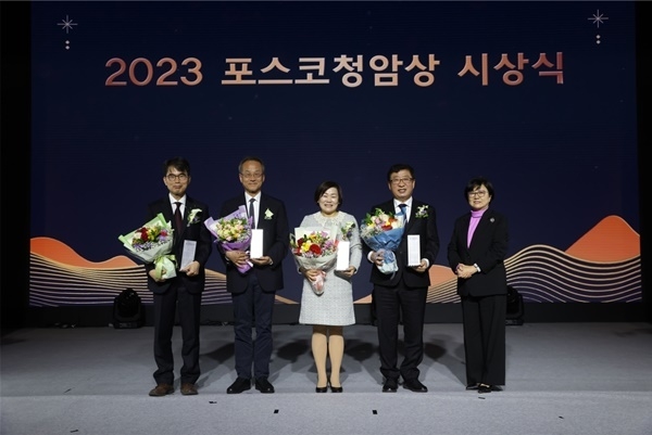 포스코청암재단이 4월 5일 포스코센터에서 제17회‘2023 포스코청암상’ 시상식을 가졌다. 왼쪽부터 박제근 서울대 물리천문학부 교수, 최재천 이화여대 석좌교수, 서정화 열린여성센터 원장, 박한오 ㈜바이오니아 대표이사, 김선욱 포스코청암재단 이사장. ⓒ 파이낸셜데일리 / 포스코청암재단