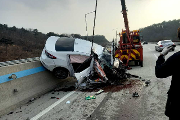 2022년 3월 1일 광주대구선(광주) 23km 순창나들목 부근에서 아반떼 차량이 광주방향 주행중 졸음운전으로 갓길 가드레일을 충격 후 중분대를 재차 충격하고 1차로 진행 2시방향 전복된 사고 현장. ⓒ 파이낸셜데일리 / 한국도로공사
