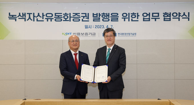 최원목 신용보증기금 이사장(오른쪽)과 최홍진 한국환경산업기술원장(왼쪽)이 지난 7일 서울 마포구 '프론트원'에서 열린 '녹색자산유동화증권 발행을 위한 업무협약'에 참석해 기념촬영을 하고 있다. ⓒ 파이낸셜데일리 / 신용보증기금