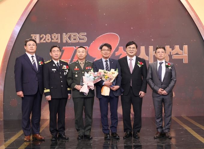 4일 서울 여의도 KBS공개홀에서 열린 'KBS119상' 시상식에서 DB손해보험 정종표 대표(왼쪽 첫번째)가 특별상을 수상한 해병대 제 1사단 조성민 대령(왼쪽 세번째)과 롯데케미칼 최영광 상무(왼쪽 네번째) 및 관계자들과 기념촬영을 하고있다. ⓒ 파이낸셜데일리 / DB손해보험