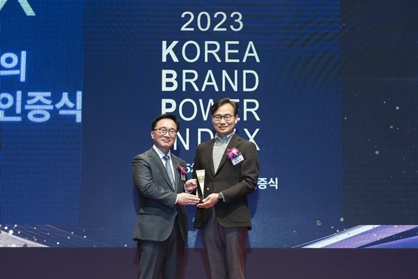 11일 신라호텔에서 열린 ‘한국 산업의 브랜드파워(K-BPI)’ 인증식에서 안무인 스피드메이트사업부장(오른쪽)과 한수희 한국능률협회컨설팅 대표(왼쪽)가 시상 후 기념사진을 촬영하는 모습. ⓒ 파이낸셜데일리 / 스피드메이트