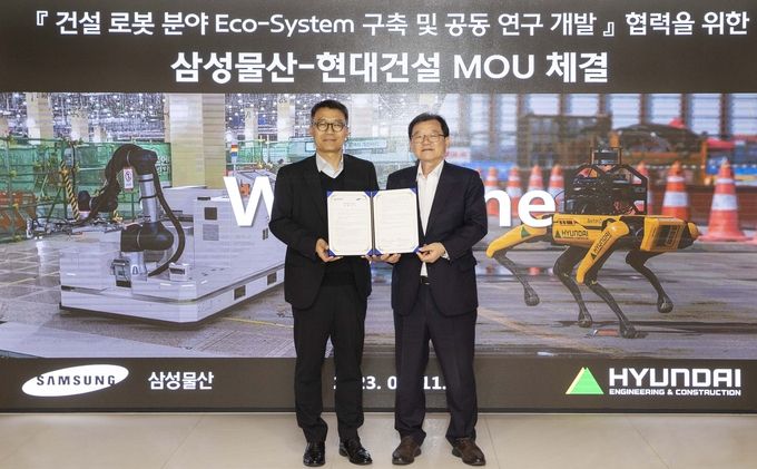 현대건설 기술연구원장 박구용 전무(오른쪽)와 삼성물산 ENG실장 소병식 부사장이 11일 협약 체결 이후 기념사진을 촬영하고 있다. ⓒ 파이낸셜데일리 / 현대건설