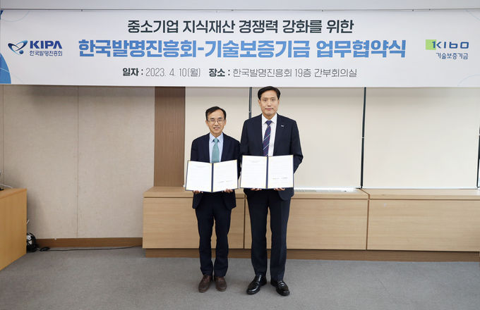 중소기업의 지식재산 경쟁력 강화를 위한 업무협약을 체결 후 기념촬영하는 박주선 기술보증기금 이사(사진 오른쪽)와 이익희 한국발명진흥회 본부장(사진 왼쪽) ⓒ 파이낸셜데일리 / 기술보증기금