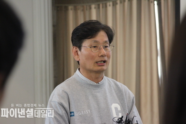 13일 서울 중구 프레스센터에서 기자간담회를 열고 목조모듈러주택 전문 자회사인 ‘자이가이스트’가 홈페이지를 오픈하고 본격적으로 B to C(Business To Consumer)영업을 시작한다고 밝혔다. 기자들의 질문에 답변하는 자이가이스트 남경호 대표 ⓒ 파이낸셜데일리 / 정경춘 기자