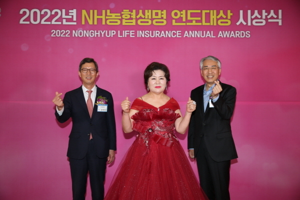 13일 서울 소공동 조선호텔에서 열린 NH연도대상 시상식에서 대상 수상자 심수연FC(가운데)와 농협금융지주 이석준 회장(오른쪽), NH농협생명 윤해진 대표(왼쪽)가 기념촬영을 하고 있다 ⓒ 파이낸셜데일리 / NH농협생명