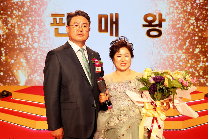 14일 일산 킨텍스에서 열린 '2022 DB손해보험 연도상' 시상식에서 DB손해보험 정종표 대표(왼쪽)와 최명임 PA가 기념촬영을 하고있다. ⓒ 파이낸셜데일리 / DB손해보험