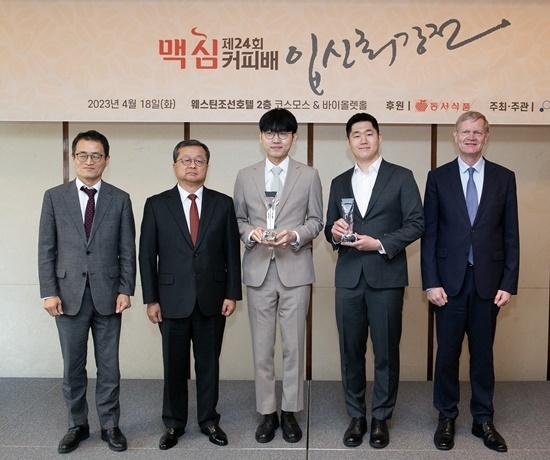 18일 서울 중구 웨스틴 조선 호텔에서 열린 '제24회 맥심커피배 입신최강전' 시상식에서 (왼쪽부터) 한국기원 양재호 사무총장, 동서식품 김광수 사장, 우승자 신진서 9단, 준우승자 이원영 9단, 동서식품 첼 루트 집행부사장이 기념 촬영을 하고 있다. ⓒ 파이낸셜데일리 / 동서식품