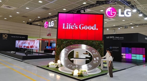 9일부터 3일간 서울 코엑스에서 열리는 월드IT쇼 2023에서 관람객들이 LG 틔운 미니, LG 사운드바, 퓨리케어 에어로퍼니처 등 재활용 플라스틱을 사용한 친환경 제품들을 체험하고 있다. ⓒ 파이낸셜데일리 / LG전자