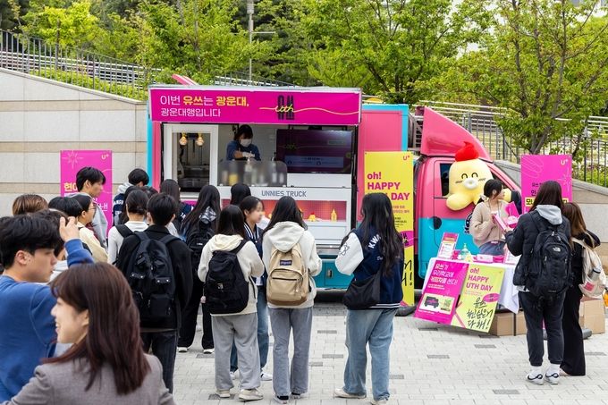 LG유플러스는 20대 전용 브랜드 ‘유쓰(Uth)’ 슬로건 공모 이벤트에 선정된 대학 캠퍼스 세 곳에서 ‘캠퍼스로 찾아가는 커피차’ 이벤트’를 진행한다고 19일 밝혔다. 사진은 지난 17일 서울 노원구 광운대학교 캠퍼스에 커피차 이벤트가 진행되고 있는 모습. ⓒ 파이낸셜데일리 / LG유플러스