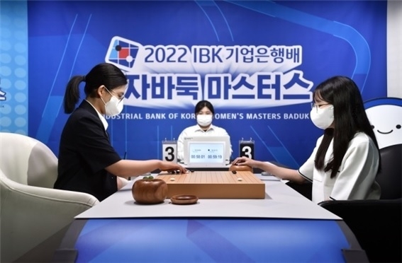 지난 2022년 8월 3일 한국기원에서 열린 ‘IBK기업은행배 여자바둑마스터스‘에서 박태희 3단(왼쪽)이 정유진 2단(오른쪽)과 결승전을 치르고 있는 모습 ⓒ 파이낸셜데일리 / IBK기업은행