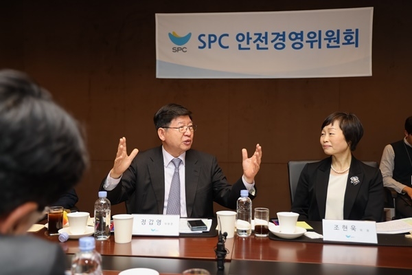 18일 서울 양재동 SPC사옥에서 SPC안전경영위원회 제 5차 정기 회의가 열렸다. (왼쪽부터 정갑영 안전경영위원장 조현욱 위원). ⓒ 파이낸셜데일리 / SPC