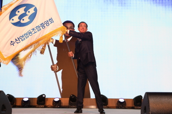 20일 서울 송파구 롯데호텔 월드에서 열린 '2022 수협보험 연도대상 시상식 & 2023 전진대회'에서 노동진 수협중앙회장이 수협 깃발을 흔들고 있다. ⓒ 파이낸셜데일리 / 수협중앙회