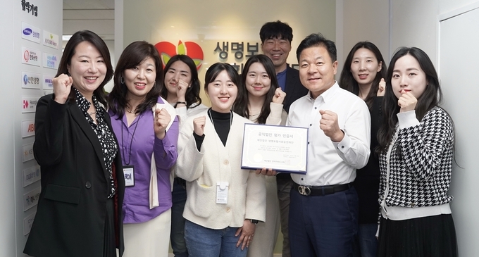 생명보험재단이 한국가이드스타에서 실시한 2022년 공익법인 투명성 및 효율성 평가에서 6년 연속 최우수 등급 별 3점(만점)을 획득했다. 좌측부터 생명보험재단 김효진 팀장, 이지영 본부장 및 우측 두번째 생명보험재단 조태현 상임이사 ⓒ 파이낸셜데일리 / 생명보험사회공헌재단 