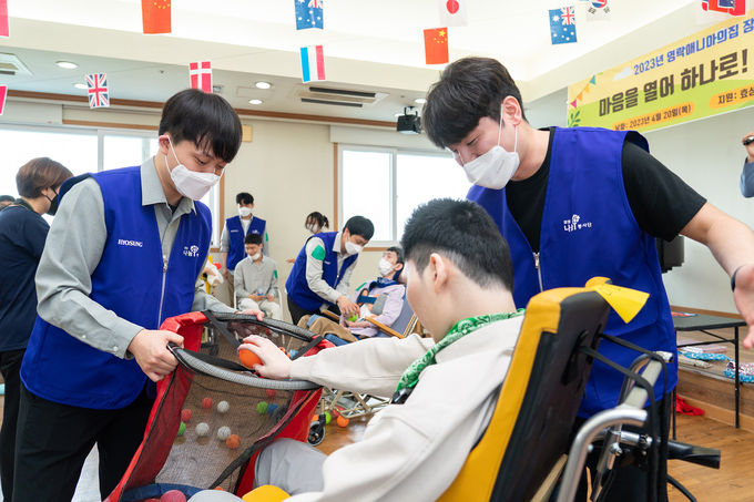 2023년 영락애니아의집 장애인의날 기념 체육대회에서 효성 임직원들이 대면 봉사활동을 진행하는 모습 ⓒ 파이낸셜데일리 / 효성