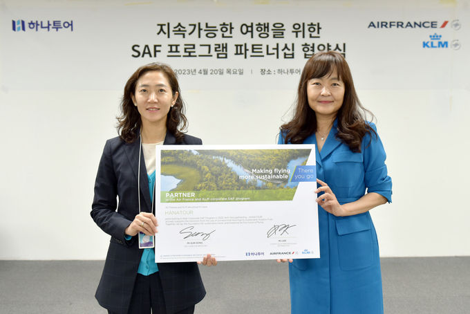 하나투어 송미선 대표(좌), 에어프랑스-KLM 이문정 한국 지사장(우)이 하나투어 본사에서 열린 협약식에 참석해 서명한 후 기념 촬영을 하고 있다 ⓒ 파이낸셜데일리 / 하나투어