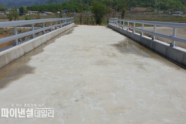 신설 교량상부 콘크리트부분에 수십여 곳에 (크랙)균열 및 수평이 맞지않아 좌우측 물고임 현상도 있다 ⓒ파이낸셜데일리/박미화 기자
