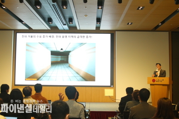 재구성 가능한 지능형 표면(RIS)에 대해 기자들에게 설명하고 있는 포항공과대학교 전자전기공학부 홍원빈 교수 ⓒ 파이낸셜데일리 / 정경춘 기자