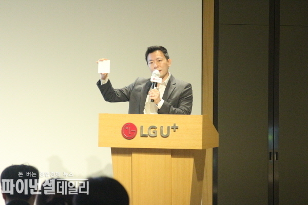 LG유플러스와 공동 개발한 6G RIS기술을 설명 및 시연 하고 있는 포항공과대학교 전자전기공학부 홍원빈 교수 ⓒ 파이낸셜데일리 / 정경춘 기자