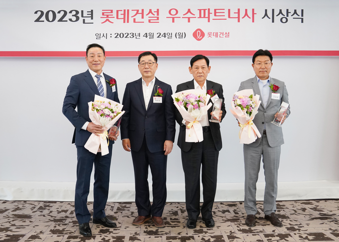 롯데건설 박현철 부회장(왼쪽에서 두번째)과 2023년 우수 파트너사 대상으로 선정된 올레건설 최영복 대표(왼쪽에서 첫번째)와 원영건업 노석순 대표(왼쪽에서 세번째), 덕신건업 조인제 대표(왼쪽에서 네번째)가 기념 촬영을 진행했다 ⓒ 파이낸셜데일리 / 롯데건설