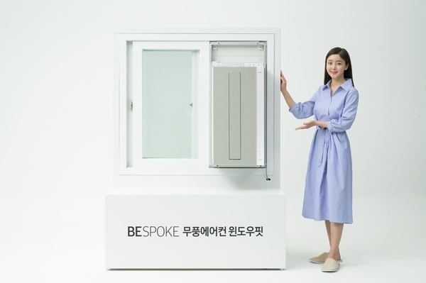 삼성전자 모델이 창문형 에어컨 최초로 무풍 냉방 기능이 적용된 '비스포크 무풍에어컨 윈도우핏'을 소개하고 있는 모습. ⓒ 파이낸셜데일리 / 삼성전자