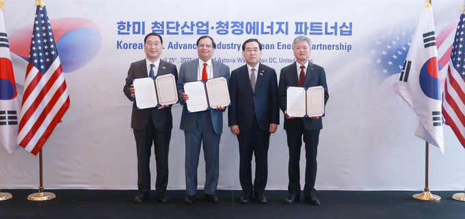 (왼쪽부터)현대건설 윤영준 사장과 홀텍 크리스 싱 대표, 산업통상자원부 이창양 장관, 한국무역보험공사 이인호 사장이 25일(현지시간) 미국 워싱턴D.C에서 열린 ‘한미 첨단산업·청정에너지 파트너십 MOU 체결식’ 이후 기념사진을 촬영하고 있다 ⓒ 파이낸셜데일리 / 현대건설
