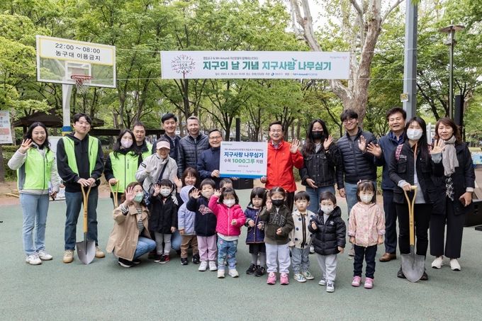 NH-Amundi자산운용과 영등포구가 함께하는 지구사랑 나무심기 1000그루 지원 기념 판넬 좌측 임동순 NH-Amundi자산운용 대표, 우측 최호권 영등포구청장 ⓒ 파이낸셜데일리 / NH-Amundi자산운용