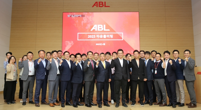 ABL생명 임원 및 부서장들이 ABL생명 본사에서 열린 ‘2023년 타운홀미팅’에서 파이팅을 외치고 있다 ⓒ 파이낸셜데일리 / ABL생명