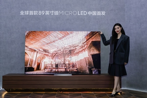 삼성전자 모델이 상하이 신국제박람센터에서 열리는 중국 최대 가전전시회 AWE에서 89형 마이크로 LED를 선보이고 있다. ⓒ 파이낸셜데일리 / 삼성전자