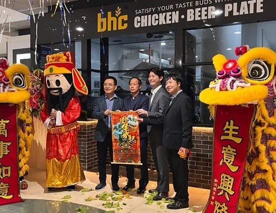지난 26일 bhc그룹 임금옥 대표(왼쪽에서 첫 번째)가 bhc치킨 싱가포르 1호점 오픈식에 참석해 현지 파트너 기업의 DR.TAN 회장(왼쪽에서 두 번째)과 관계자들과 함께 기념촬영을 하고 있다. ⓒ 파이낸셜데일리 / bhc치킨