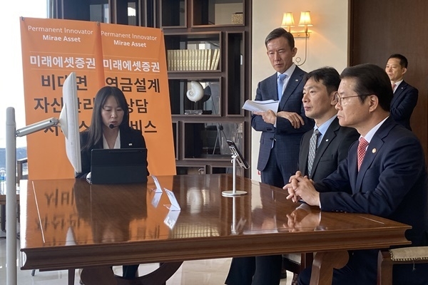오른쪽부터 이정식 고용노동부 장관, 이복현 금융감독원장, 최현만 미래에셋증권 회장이 퇴직연금상품 가입 시연을 듣고있다. ⓒ 파이낸셜데일리 / 미래에셋증권