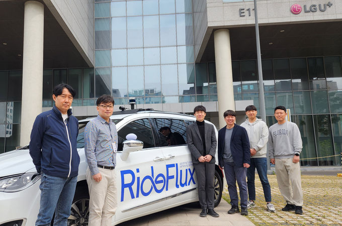 LG유플러스 미래모빌리티기술팀이 도로노면청소 자율주행 차량 플랫폼 기술 공동연구기관으로 참여하는 '라이드플럭스'의 자율주행 차량을 소개하고 있는 모습. ⓒ 파이낸셜데일리 / LG유플러스