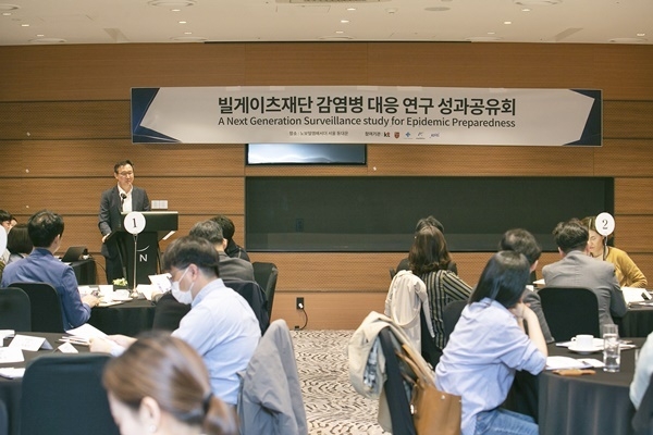 ‘감염병 대비를 위한 차세대 방역 연구’ 성과공유회에서 해당 연구를 주도한 KT 헬스케어사업단 장아름 차장이 통신 데이터 활용 감염병 대응 기술에 대해 설명하고 있다. ⓒ 파이낸셜데일리 / KT