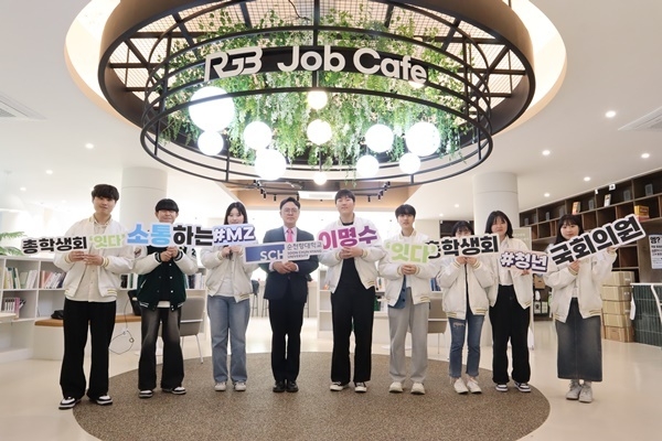 순청향대학교를 방문한 이명수 의원이 순천향대 총학생회 관계자들과 기념사진을 촬영하고 있다. ⓒ 파이낸셜데일리 / 이명수의원실