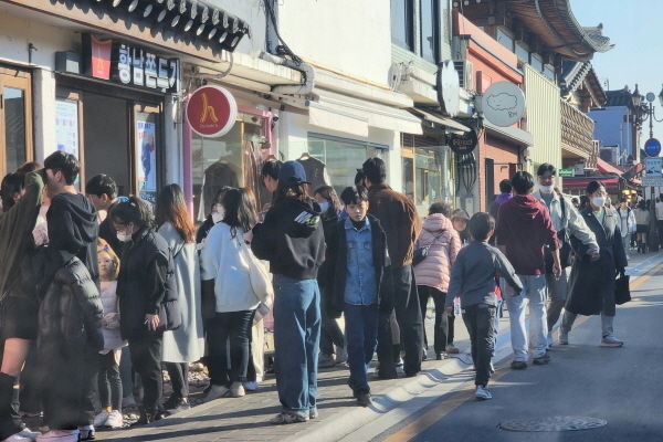 황리단길에는 다양한 먹거리와 체험거리가 즐비해 젊은 세대들이 경주를 찾고 싶어 한다 ⓒ파이낸셜데일리/경주시