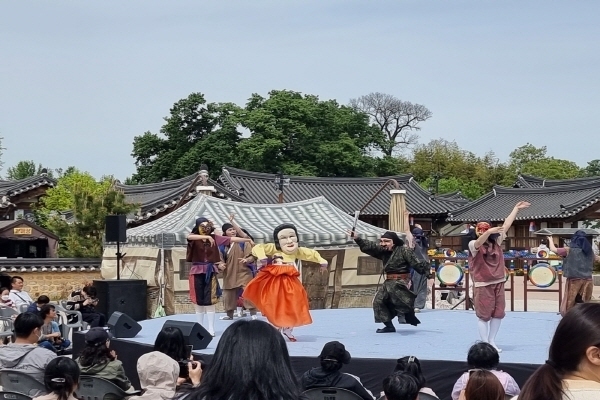 교촌마을 저잣거리 관광객들 ⓒ파이낸셜데일리/경주시