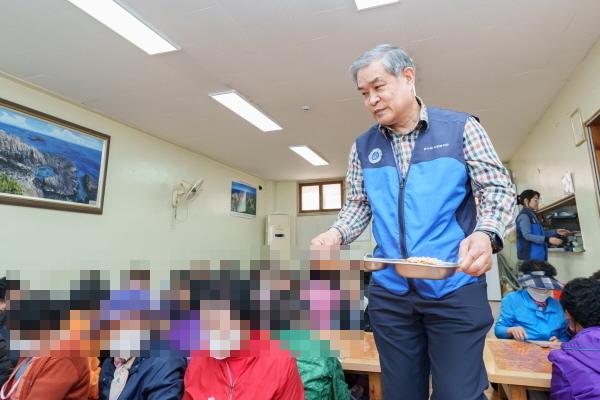 본부장 김한성님 배식봉사 ⓒ파이낸셜데일리/월성본부