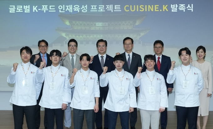 2일 서울 필동 CJ인재원에서 열린 Cuisine. K 발족식에서 CJ제일제당 주요 경영진, 농림축산식품부 장관 및 관계자, 국가대표조리팀 대표 선수들이 함께 기념사진을 촬영하고 있다. 왼쪽 위쪽부터 CJ제일제당 박민석 식품부문 대표, 이선호 식품성장추진실장, 농식품부 정황근 장관, CJ제일제당 최은석 대표이사, 농식품부 양주필 식품산업정책관, 문지인 식품외식산업과장 ⓒ 파이낸셜데일리 / CJ제일제당