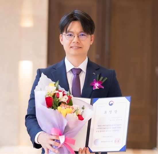 ㈜HL클레무브 유한열 R&D 센터장(장관 표창)이 기념 촬영을 하고 있다. ⓒ 파이낸셜데일리 / HL그룹