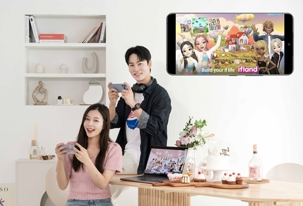 3일 SK텔레콤이 메타버스 서비스인 이프랜드(ifland)에 이용자가 직접 공간을 꾸미고 일상 기록을 남길 수 있는 개인공간 서비스 ‘이프홈(if home)’을 도입했다. 사진은 SKT 모델들이 이프홈 서비스를 체험하는 모습. ⓒ 파이낸셜데일리 / SKT