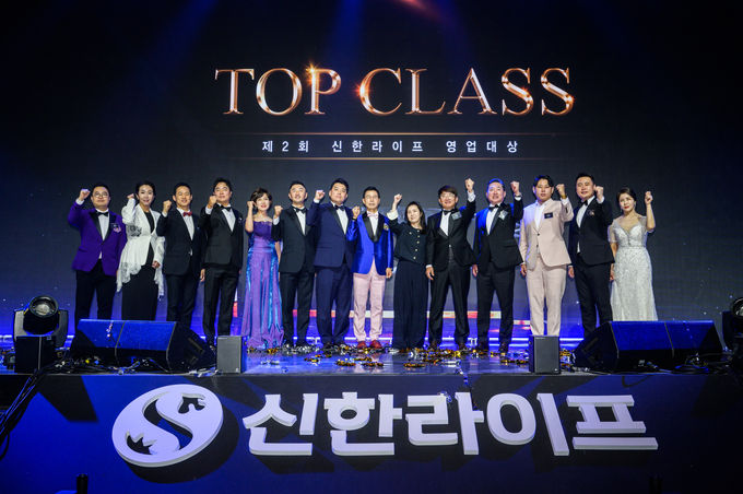 서울 삼성동 그랜드 인터컨티넨탈 호텔에서 열린 2023 신한라이프 영업대상 시상식에서 이영종 사장(오른쪽에서 다섯번째)이 수상자들과 기념 촬영을 하고 있다. ⓒ 파이낸셜데일리 / 신한라이프